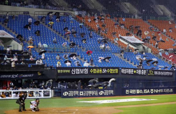 ▲서울 잠실야구장에서 열린 2021 KBO 리그 NC다이노스 대 LG트윈스 경기, 비가 내리는 가운데 경기가 진행되고 있다. (뉴시스)