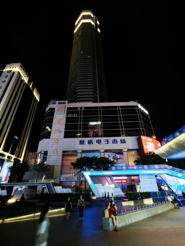▲사람들이 지난달 20일 중국 광둥성 선전시의 ‘랜드마크‘로 유명한 SEG 플라자 빌딩을 지나가고 있다. 선전/로이터연합뉴스
