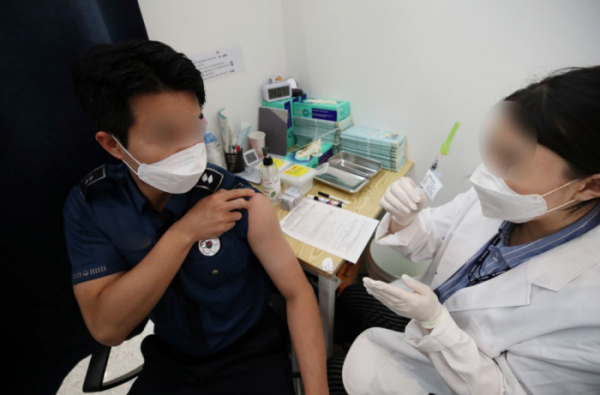 ▲이달 15일 서울 용산구 예방접종센터에서 경찰관이 화이자 백신을 접종받고 있다. (연합뉴스)