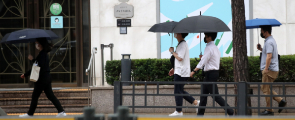 ▲전국 곳곳에 비가 내린 15일 오전 서울 중구 명동에서 우산을 쓴 시민들이 길을 걷고 있다. (뉴시스)