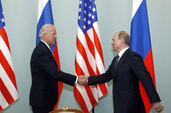 ▲조 바이든 당시 미국 부통령(왼쪽)과 블라디미르 푸틴 러시아 대통령이 2011년 3월 10일(현지시간) 러시아 모스크바에서 인사를 나누고 있다. 모스크바/AP뉴시스
