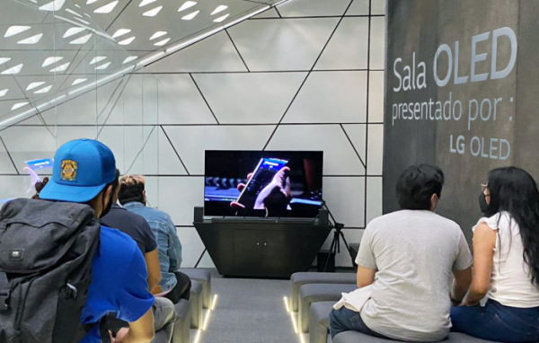 ▲LG전자가 멕시코국립영화관 시네테카나시오날(Cineteca Nacional) 내에 LG 올레드 TV 전용 상영관인 살라올레드(SALA OLED)를 열었다. 관람객들이 LG 올레드 TV로 영화를 시청하고 있다. (사진제공=LG전자)