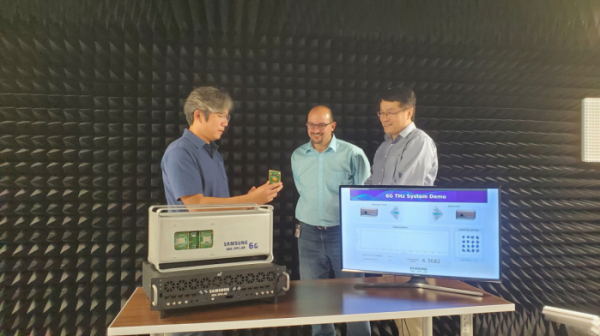 ▲삼성전자의 삼성리서치 아메리카(SRA) 실험실에서 삼성전자 연구원들이 140 GHz 통신 시스템을 시연하고 있다. (사진제공=삼성전자)