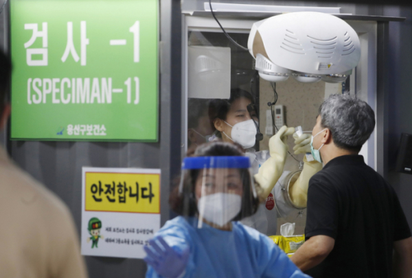 ▲0시 기준 국내 코로나19 신규확진자가 374명 발생한 15일  서울 용산구보건소 코로나19 선별진료소에서 시민들이 검사를 받고 있다. (뉴시스)