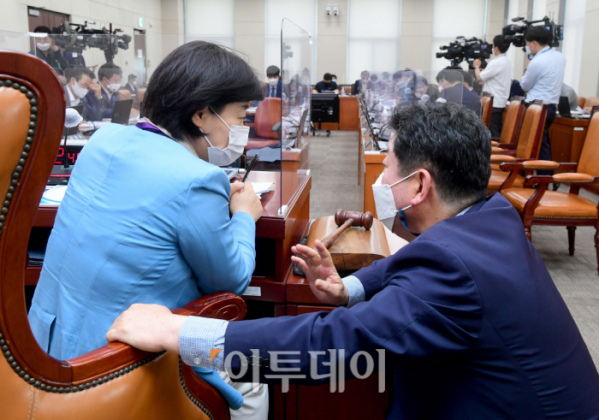 ▲16일 열린 국회 행정안전위원회 대체공휴일 확대를 위한 제정안 입법 공청회에서 더불어민주당 소속 위원장인 서영교 의원과 간사인 박재호 의원이 대화를 하고 있다. (신태현 기자 holjjak@)