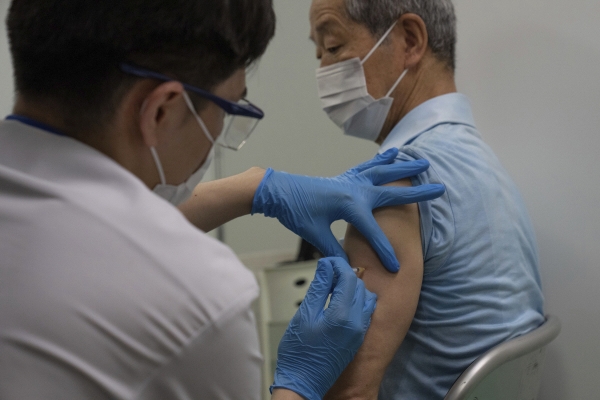 ▲5월 24일 일본 도쿄의 신종 코로나바이러스 감염증(코로나19) 대량접종센터에서 한 노인이 모더나 백신을 접종하고 있다. 도쿄/AP뉴시스
