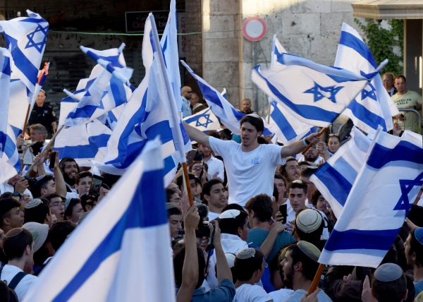 ▲이스라엘 우익 단체가 15일(현지시간) 예루살렘 구시가지에서 국기를 들고 행진하고 있다. 예루살렘/UPI연합뉴스