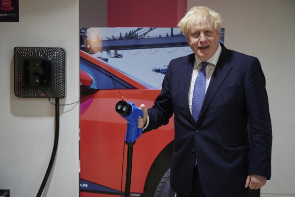 ▲보리스 존슨 영국 총리가 지난해 10월 5일(현지시간) 영국 런던의 옥토퍼스에너지 본사를 방문해 전기차 충전 케이블을 들고 있다. 런던/AP뉴시스
