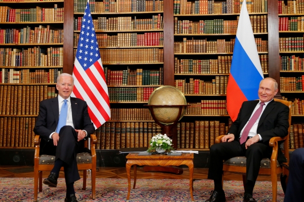 ▲조 바이든(왼쪽) 미국 대통령과 블라디미르 푸틴 러시아 대통령이 16일(현지시간) 스위스 제네바의 ‘빌라 라 그렁주’에서 정상회담을 하고 있다. 제네바/로이터연합뉴스
