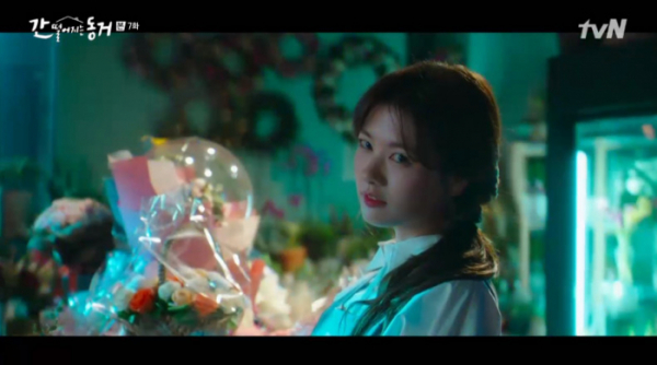 ▲신우여의 첫사랑 얼굴을 하고 있는 악귀(정소민)(사진=tvN 방송화면 캡처)