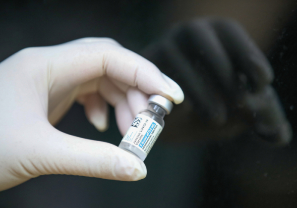 ▲인구보건복지협회 제주가족보건의원 접종실에서 의료진이 얀센 백신을 들고 있다. 뉴시스