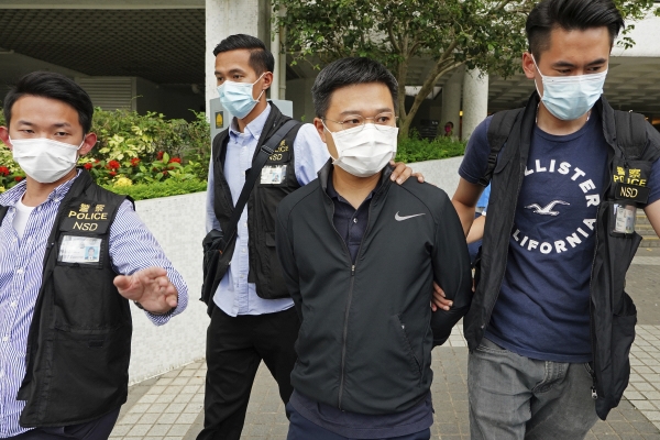 ▲라이언 로 빈과일보 편집국장이 17일(현지시간) 홍콩 자택에서 경찰들에 체포돼 이송되고 있다. 홍콩/AP뉴시스
