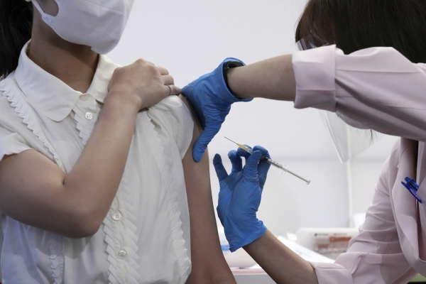 ▲한 승무원이 도쿄의 하네다 공항 내 항공사 사무실에서 모더나 백신을 접종하고 있다. 도쿄/AP뉴시스
