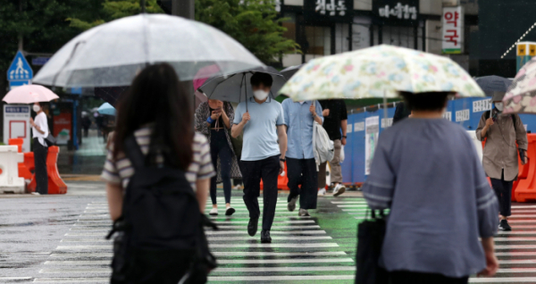 ▲서울 종로구 광화문 네거리에서 시민들이 우산을 쓰고 걸어가고 있다. (뉴시스)