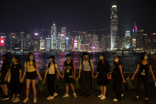 ▲2019년 10월 1일 오후 홍콩 침사추이에서 중고교 학생 1500여 명이 참여한 송환법 반대 집회에 학생들이 초록색 페페(Pepe) 인형을 들고 인간 띠를 만들었다.  (AP/뉴시스)