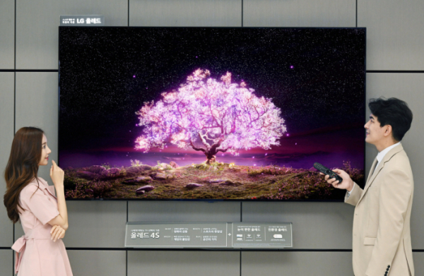 ▲LG전자가 세계 최초로 83형 올레드 TV를 출시하고 고화질·대화면 프리미엄 TV 수요를 적극 공략한다. 모델들이 LG 올레드 TV(모델명: 83C1)를 소개하고 있다. (사진제공=LG전자)