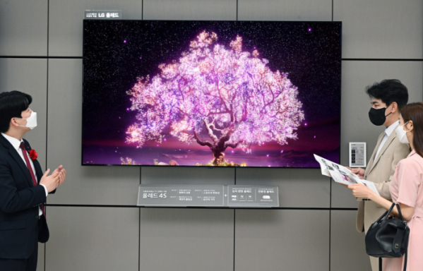▲LG전자가 세계 최초로 83형 올레드 TV를 출시하고 고화질·대화면 프리미엄 TV 수요를 적극 공략한다. LG베스트샵 판매 직원이 LG 올레드 TV(모델명: 83C1)를 소개하고 있다. (사진제공=LG전자)