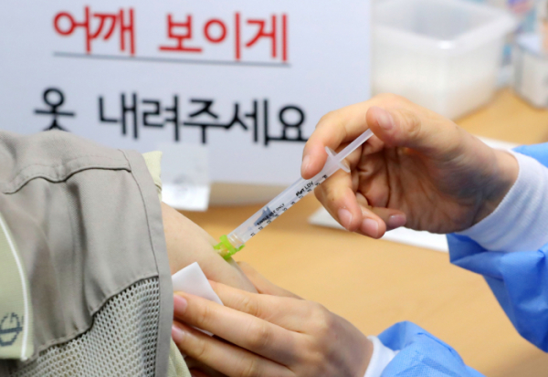 ▲12일 오후 서울 강동구 예방접종센터에서 한 어르신이 백신을 접종받고 있다. (연합뉴스)