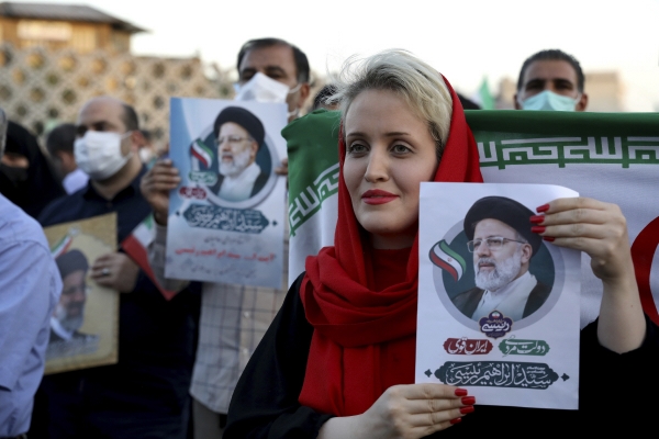 ▲세예드 에브라힘 라이시 후보 지지자들이 19일(현지시간) 대통령 당선 소식에 테헤란에서 그의 초상화를 들어보이고 있다. 테헤란/AP연합뉴스
