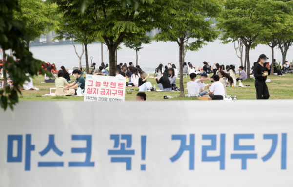 ▲지난달 23일 오후 서울 영등포구 여의도 한강공원에서 시민들이 휴식을 취하고 있다.  (뉴시스)