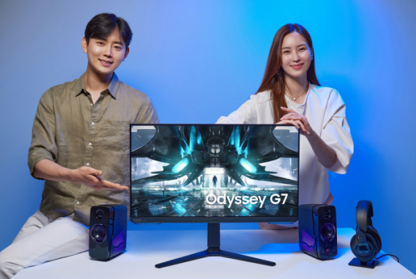 ▲삼성전자 모델이 서울 시내 한 스튜디오에서 삼성전자의 신제품 게이밍 모니터 오디세이 G70A를 소개하고 있다. (사진제공=삼성전자)