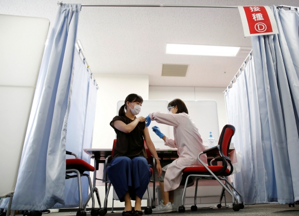 ▲일본 도쿄 외곽 하네다 공항의 일본항공(JAL) 의료실에서 14일 이 항공사 소속의 한 객실 승무원이 모더나의 신종 코로나바이러스 감염증(코로나19) 백신을 맞고 있다. 도쿄/로이터연합뉴스 
