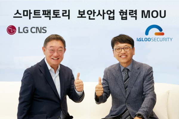 ▲현신균 LG CNS DTI사업부장 부사장(왼쪽)과 이득춘 이글루시큐리티 대표가 6월 21일 서울시 강서구 마곡에 위치한 LG CNS 본사에서 ‘OT/ICS 보안 사업 협력을 위한 양해각서(MOU)’를 체결하고 기념촬영을 하고 있다. (사진제공=LG CNS)