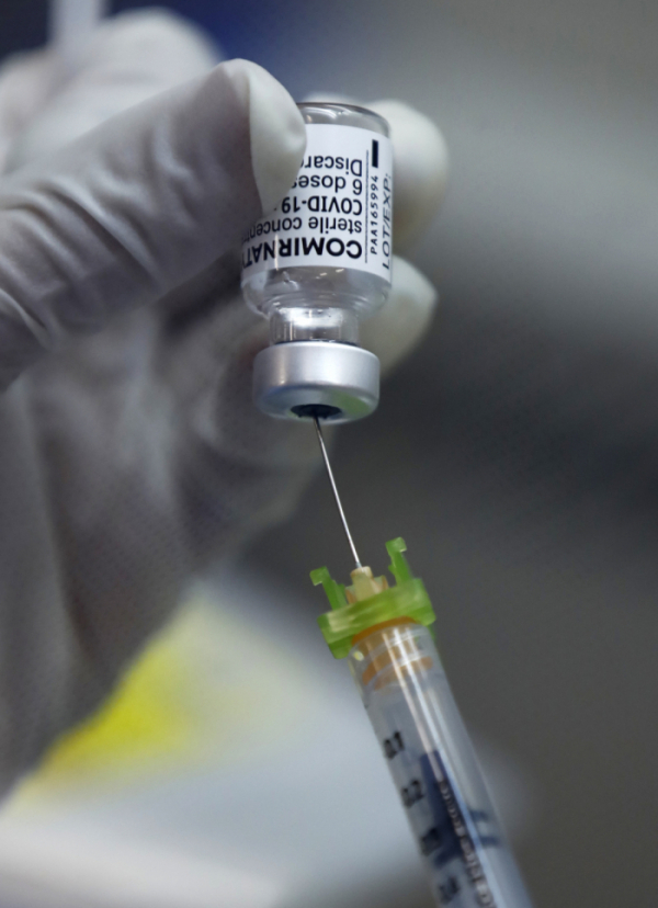 ▲예방접종센터에서 의료진이 화이자 백신을 소분하는 모습. (뉴시즈)
