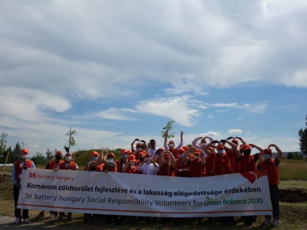 ▲SK이노베이션 배터리 사업 유럽법인 'SK Battery Hungary' 직원들과 코마롬 시장 일행이 18일(현지 시간) 환경개선 자원봉사활동의 일환으로 아카시아 초목을 심고 기념촬영을 하고 있다. (사진제공=SK이노베이션)