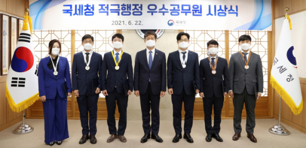 ▲22일 열린 국세청 적극행정 우수공무원 시상식에서 수상자들이 기념촬영을 하고 있다. (사진제공=국세청)