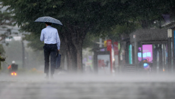 ▲소나기가 내린 22일 오후 서울 강남구 코엑스 인근 도로에서 시민들이 우산을 쓰고 걸어가고 있다. (뉴시스)