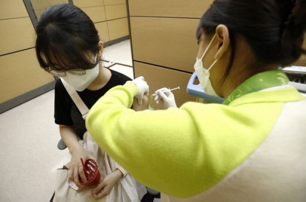 ▲서울 서초구 서울성모병원에서 30세 미만 의료진이 코로나19 모더나 백신 접종을 받고 있다. (뉴시스)