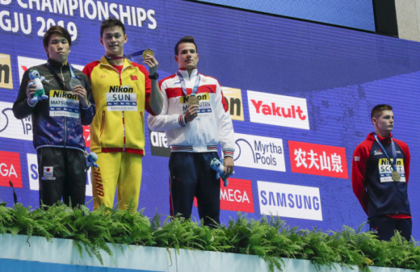 ▲쑨양(왼쪽 두 번째)이 광주에서 열린 2019 광주세계수영선수권대회 남자 자유형 200m 우승 후 시상대에 오른 가운데 동메달리스트인 던컨 스콧(맨 오른쪽) 선수가 쑨양의 도핑검사 회피 의혹에 시상식에서 함께 서기를 거부한 모습. (뉴시스)