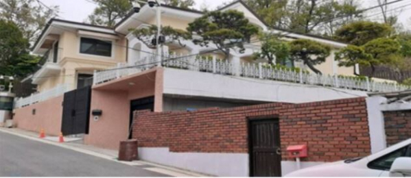 ▲지난 3월 압류된 박근혜 전 대통령의 내곡동 자택이 공매에 나온다.(지지옥션)