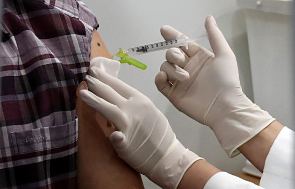 ▲서울 영등포구 영등포아트홀에 마련된 코로나19 예방접종센터에서 백신을 접종하고 있다. (뉴시스)