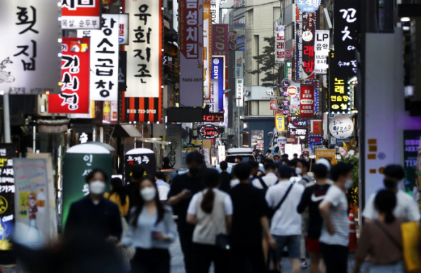 ▲정부가 지난 20일 새로운 사회적 거리두기 개편안을 발표한 가운데 21일 오후 서울 종각역 인근 유흥가에서 시민들이 발걸음을 옮기고 있다.  (뉴시스)
