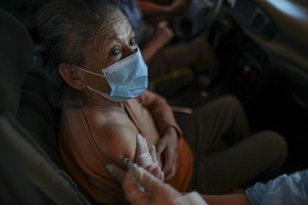 ▲칠레 산티아고 드라이브스루 진료소에서 한 여성이 3월 27일(현지시간) 중국 시노백 백신을 접종하고 있다. 산티아고/AP뉴시스
