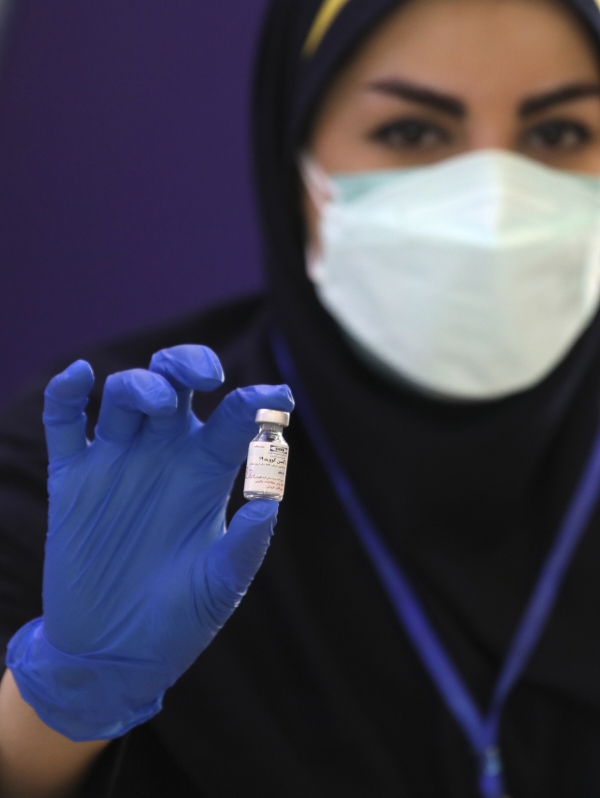 ▲4월 25일 테헤란에서 의료진이 임상시험 자원자에게 주사하기 위해 신종 코로나바이러스 감염증(코로나19) 백신 ‘코비란(COV-Iran)'을 들고 있다. 테헤란/AP연합뉴스
