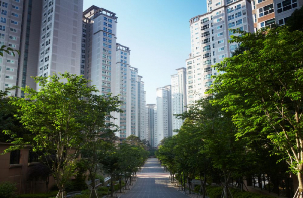▲올해 하반기에 주택매매가와 전세가가 오른다고 전망하는 국민이 내린다고 본 10배 가량 많았다. 사진은 서울의 한 아파트 단지 모습.