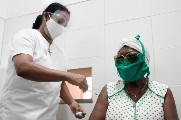 ▲쿠바 수도 아바나 백신 접종센터에서 23일(현지시간) 한 시민이 자국이 독자 개발한 신종 코로나바이러스 감염증(코로나190 백신인 ‘압달라’를 맞고 있다. 아바나/로이터연합뉴스 

