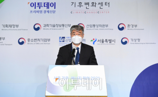▲24일 서울 여의도 전경련회관 컨퍼런스센터에서 열린 ‘서울 기후-에너지 회의 2021’에서 박광석 기상청장이 축사를 하고 있다. 이투데이와 기후변화센터가 주최한 서울 기후-에너지 회의 2021은 2050 탄소중립 달성을 위한 지속가능한 폐자원 활용을 통해 그린오션 비즈니스의 가치를 논의하는 자리다.  (신태현 기자 holjjak@)