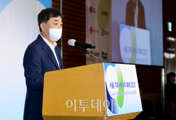 ▲24일 서울 여의도 전경련회관 컨퍼런스센터에서 열린 ‘서울 기후-에너지 회의 2021’에서 김상철 이투데이 대표이사가 개회사를 하고 있다. 이투데이와 기후변화센터가 주최한 서울 기후-에너지 회의 2021은 2050 탄소중립 달성을 위한 지속가능한 폐자원 활용을 통해 그린오션 비즈니스의 가치를 논의하는 자리다.  (신태현 기자 holjjak@)