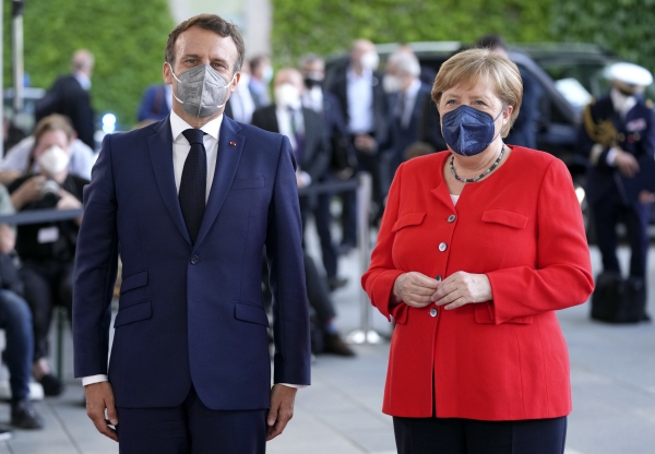 ▲에마뉘엘 마크롱(왼쪽) 프랑스 대통령과 앙겔라 메르켈 독일 총리가 18일(현지시간) 독일 베를린에서 만나 인사를 나누고 있다. 베를린/AP뉴시스
