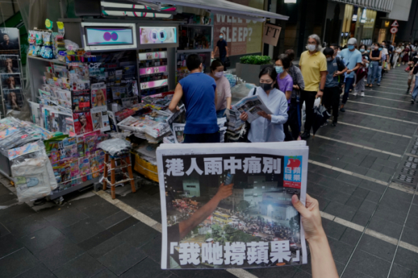 ▲홍콩 시민들이 24일(현지시간) 시내 한 가판대에서 빈과일보 마지막 신문을 사기 위해 긴 줄을 서 있다. 홍콩/AP뉴시스 