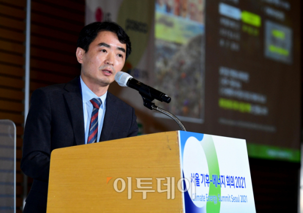 ▲24일 서울 여의도 전경련회관 컨퍼런스센터에서 열린 ‘서울 기후-에너지 회의 2021’에서 임성묵 한국지역난방공사 그린뉴딜사업부장이 ‘폐기물을 활용한 수소경제 활성화 에너지 사업’을 주제로 발표하고 있다. 이투데이와 기후변화센터가 주최한 서울 기후-에너지 회의 2021은 2050 탄소중립 달성을 위한 지속가능한 폐자원 활용을 통해 그린오션 비즈니스의 가치를 논의하는 자리다.  (신태현 기자 holjjak@현)