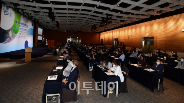 ▲24일 서울 여의도 전경련회관 컨퍼런스센터에서 열린 '서울 기후-에너지 회의 2021'의 모습. 이투데이와 기후변화센터가 주최한 서울 기후-에너지 회의 2021은 2050 탄소중립 달성을 위한 지속가능한 폐자원 활용을 통해 그린오션 비즈니스의 가치를 논의하는 자리다. (고이란 기자 photoeran@)