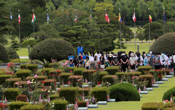 ▲6·25전쟁 71주년을 하루 앞둔 24일 부산 남구 유엔기념공원을 찾은 초등학생들이 UN 전몰용사 묘역을 참배하고 있다. (연합뉴스)