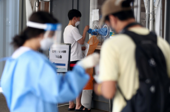 ▲25일 오전 서울 중구 서울역광장에 마련된 코로나19 임시선별검사소에서 시민들이 검사를 받고 있다.  (뉴시스)