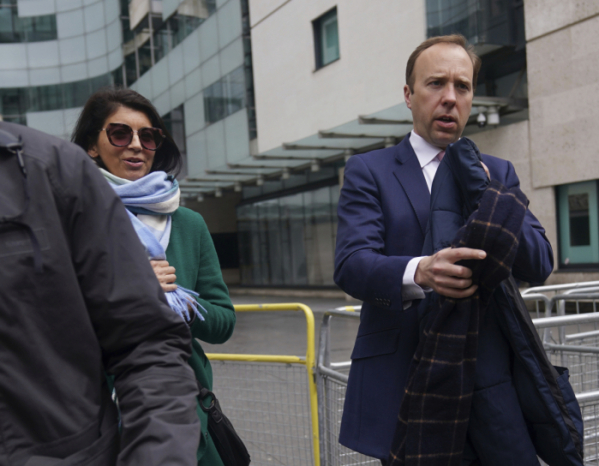 ▲16일 영국 BBC 방송국 앞에서 모습을 드러낸 지나 보좌관 콜라단젤로(왼쪽)와 맷 행콕 장관 (AP/뉴시스)