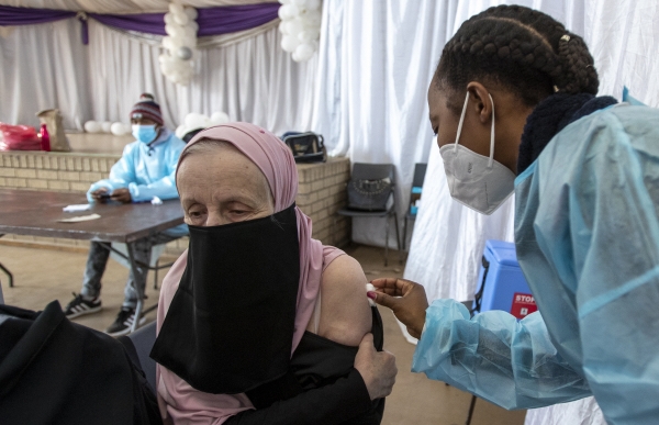▲남아프리카공화국 요하네스버그의 진료소에서 23일(현지시간) 한 시민이 코로나19 백신을 접종하고 있다. 요하네스버그/AP뉴시스

